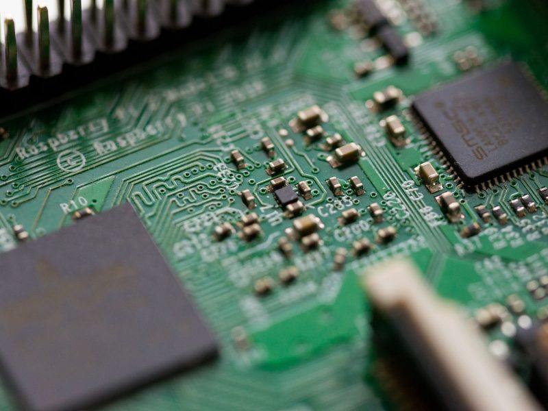 Narzędzia i akcesoria wymagane w pracy z elektroniką
