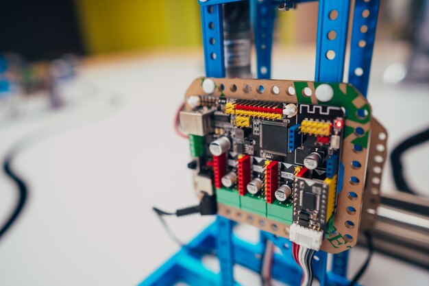 Zastosowanie niestandardowych wiązek przewodów w różnych branżach – od miniaturowej elektroniki po maszyny rolnicze